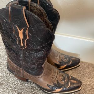 Beautiful WOMENS Ariat Boots. Like new condition - only worn once. 6.5C (WW)